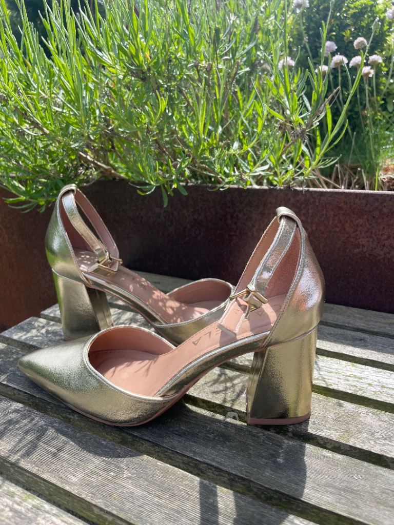 Comfortable Kurt Geiger (Carvela) Gold Court Shoes