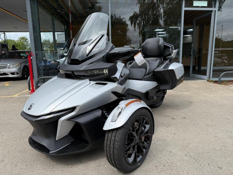 2025 Can-Am Spyder RT Limited 1330cc 6 speed semiauto trike Hyper Silver