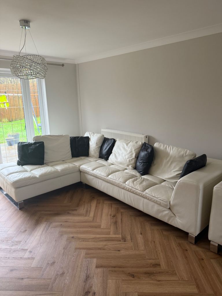 Leather large corner sofa and 2 large chairs 