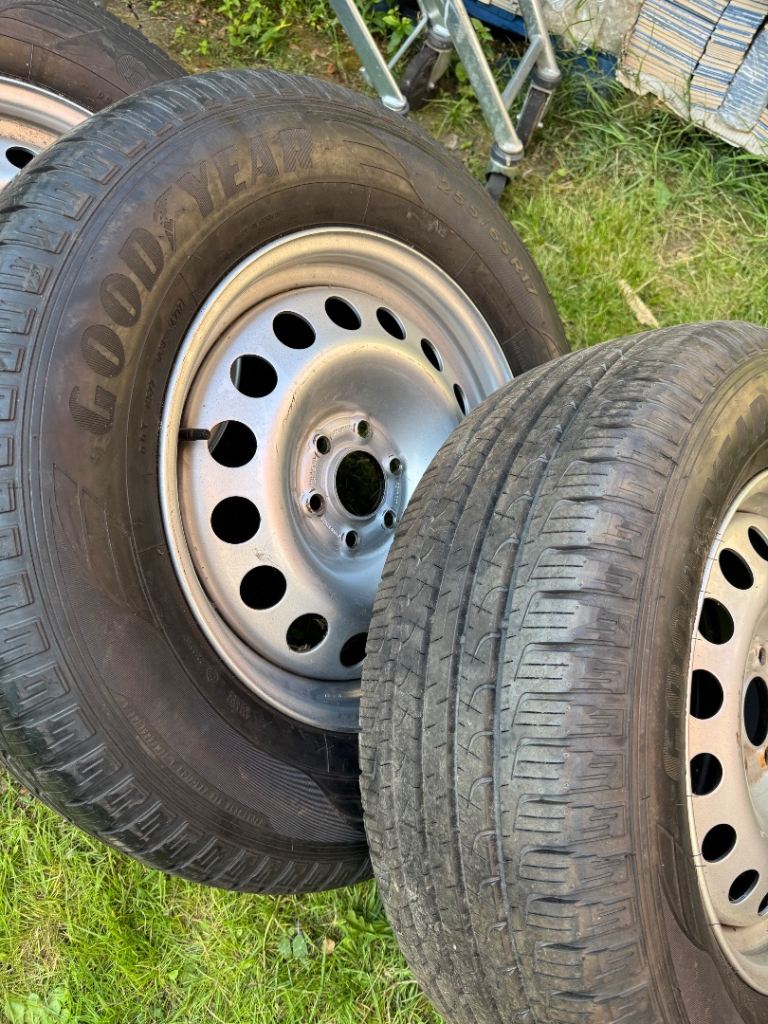 Mercedes Sprinter R17 Complete Wheel Set – 4 Tyres, Steel Rims & Hubcaps | Excellent Condition