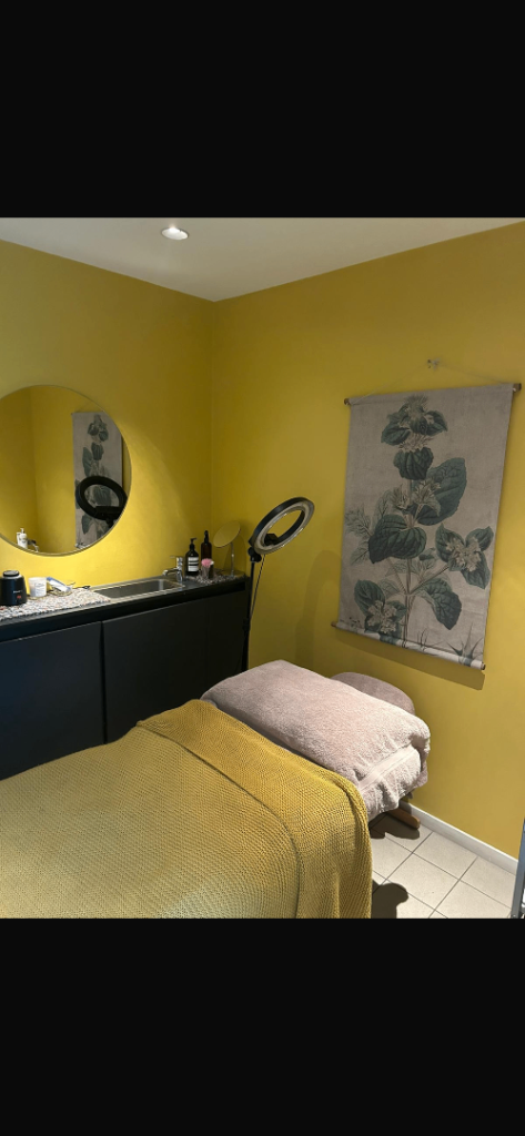 Beauty Room for rent 