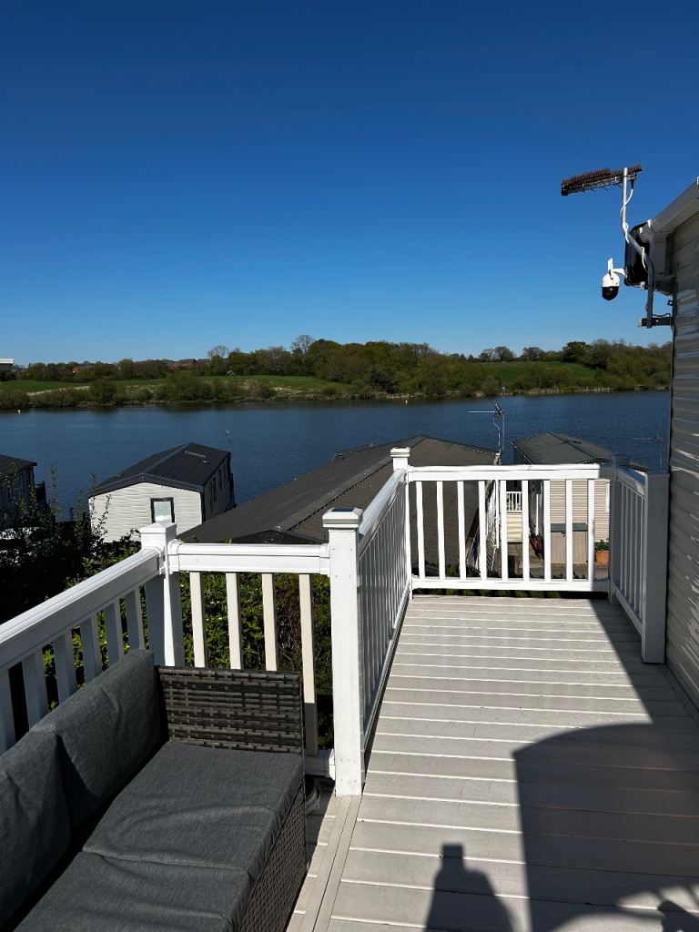 Stunning lake view caravan 