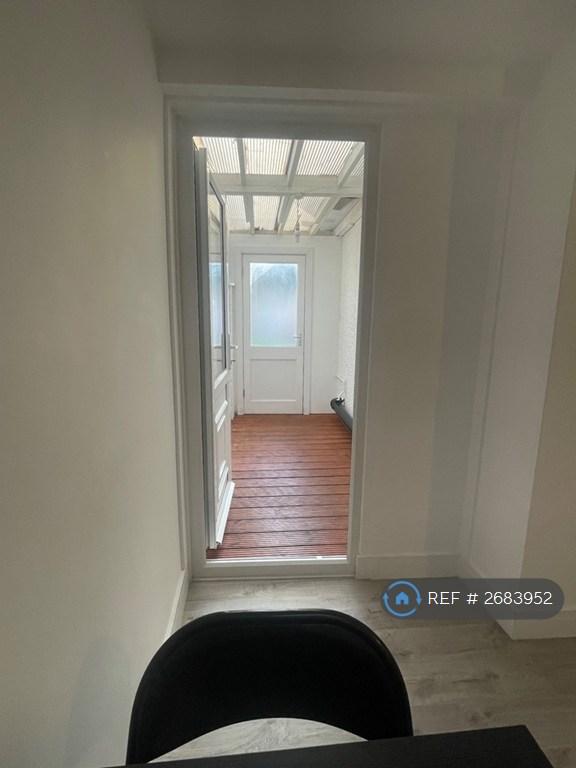 Studio flat in London, London, N18 (#2683952)