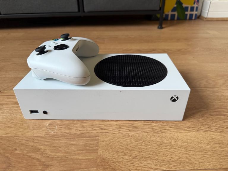 Xbox Series S Console with Controller – White, Good Condition