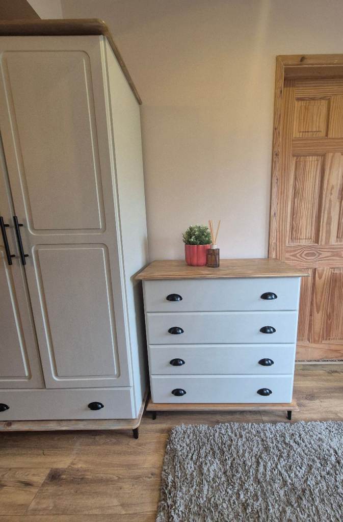 Pine wardrobe and chest of drawers 