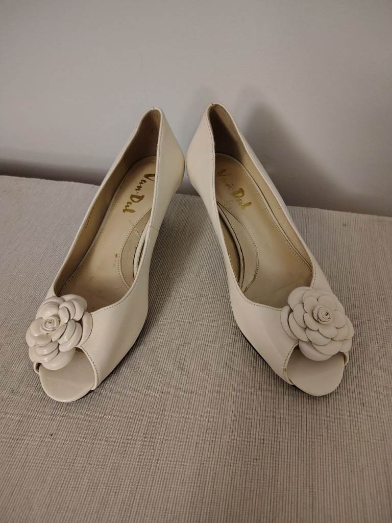 Low heel cream shoes 