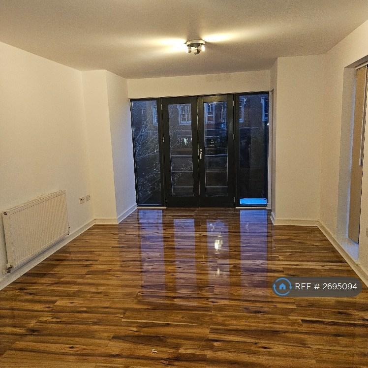 2 bedroom flat in Park Lane, Greenhithe, DA9 (2 bed) (#2695094)