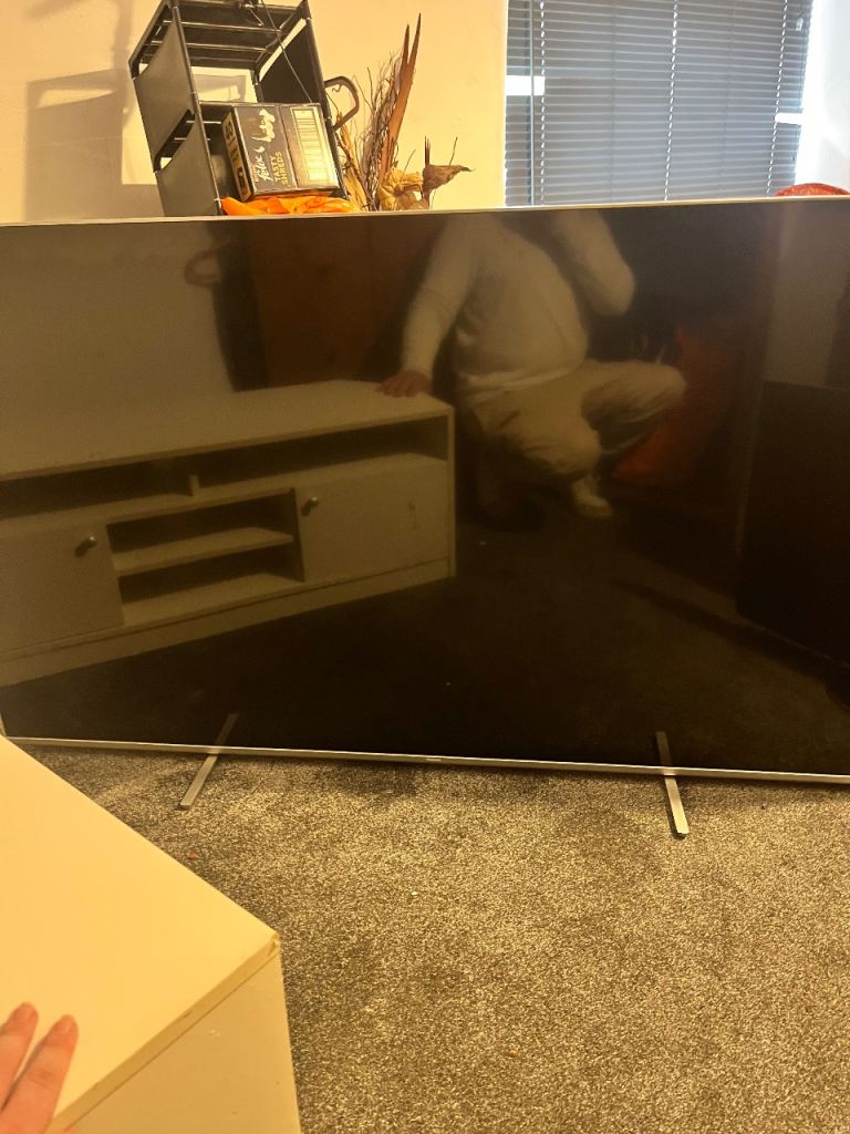 70inch Philips tv not working no cables or remote parts only. 