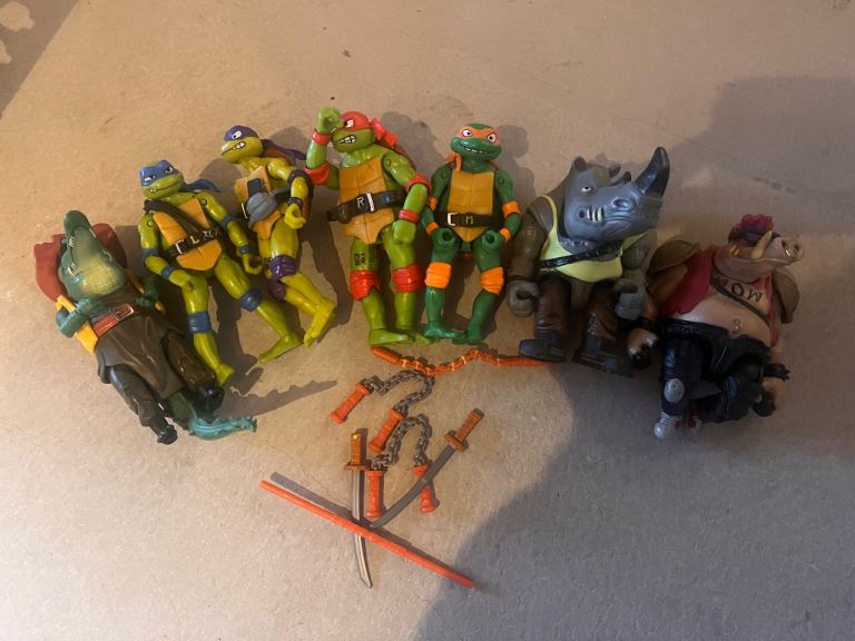 Ninja turtle figure bundle 