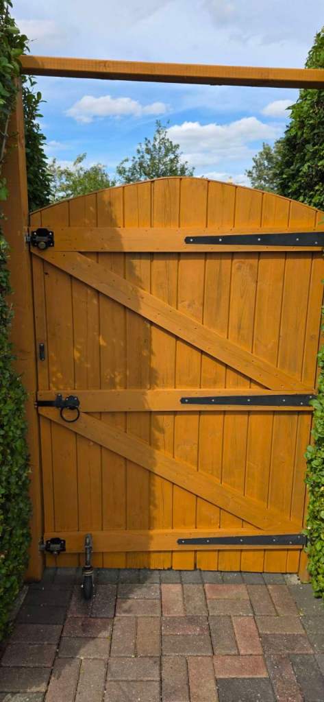 PEDESTRIAN GATE 6FT HIGH X 4FT WIDE 2 LOCKS 6 KEYS 3 HINGES, 2 POSTS 1 CROSS BAR WHEEL BOLTS