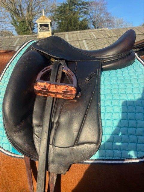 Voltaire Adelaide Dressage Saddle 17.5" Brown Buffalo Medium