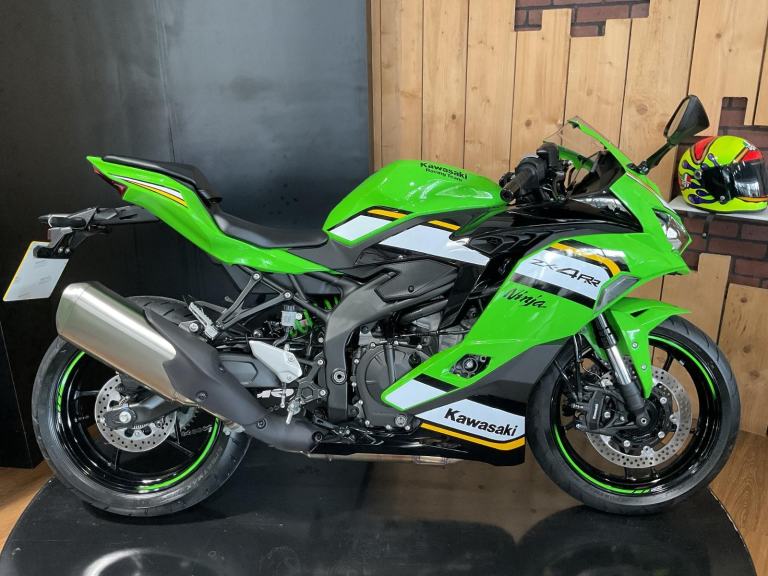 Kawasaki Ninja ZX-4RR 2025 just 2400 Miles! One Owner! FREE UK DELIVERY! Superb!