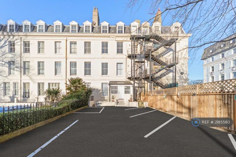 2 bedroom flat in Montpellier Court, Scarborough, YO11 (2 bed) (#2185580)
