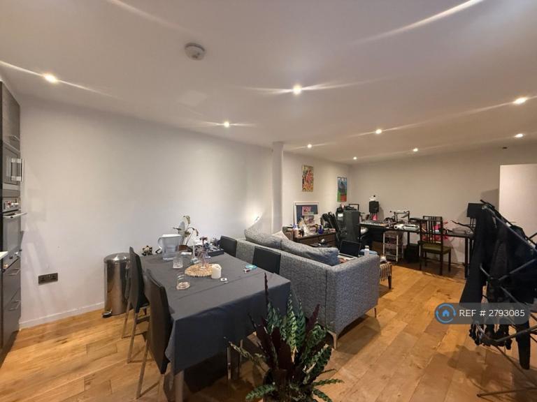 1 bedroom flat in Queens Row, London, SE17 (1 bed) (#2793085)