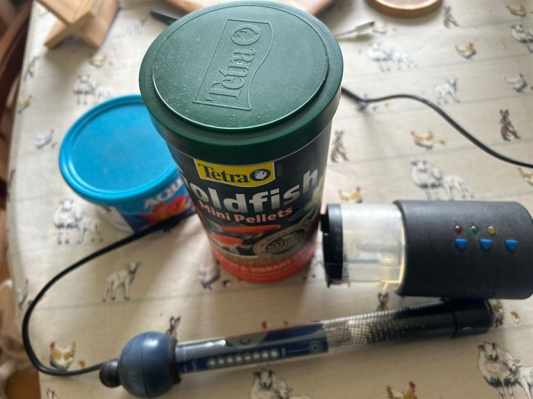 Automatic fish feeder and mini pellets 