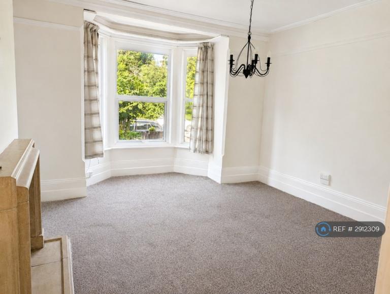 2 bedroom flat in Goldsmith Avenue, Southsea, PO4 (2 bed) (#2912309)