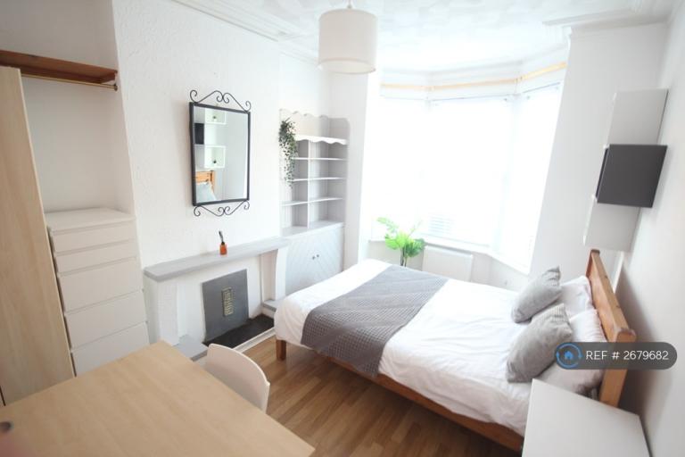 5 bedroom house in Telephone Road, Portsmouth, PO4 (5 bed) (#2679682)