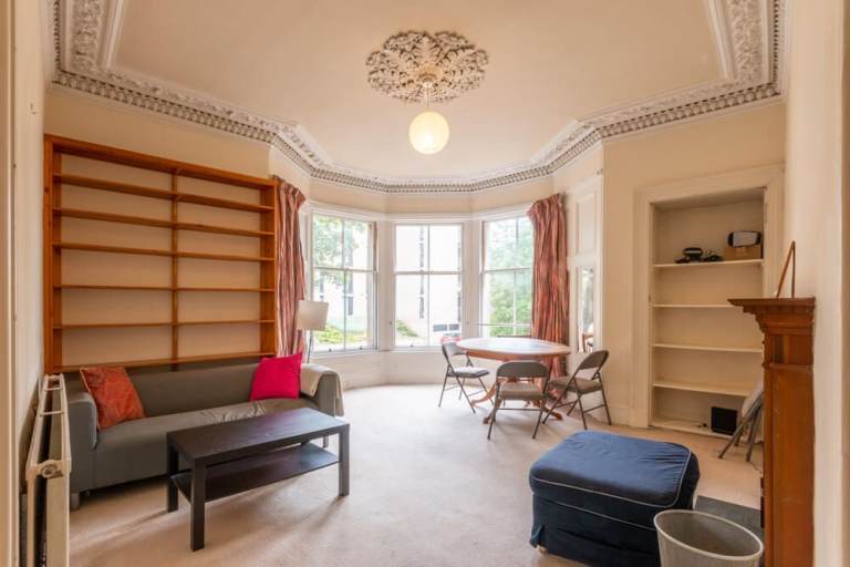 Very spacious, 4 bedroom, HMO flat in Morningside, with huge lounge - available June