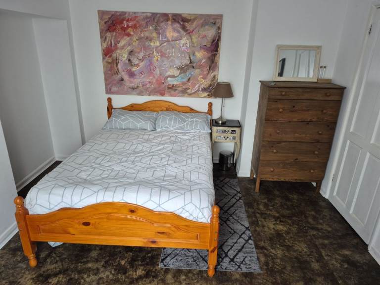 Large bedroom in Morden/ Wimbledon area.