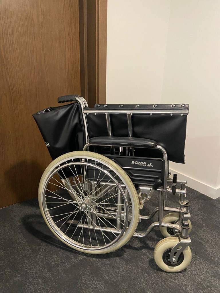 Manual smooth rolling chair with extra wide seat for comfort 