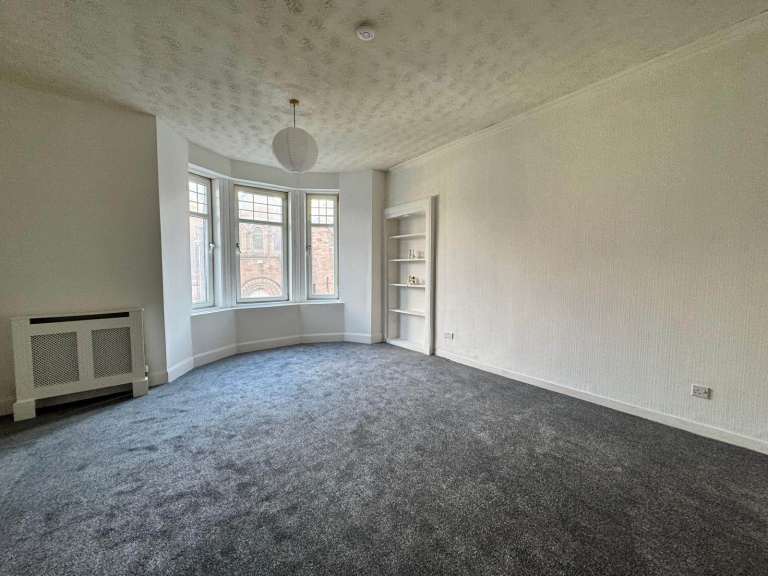 Traditional 2 Bed 1st Floor Flat Broomlands Street Paisley PA1 2LS - Available Now