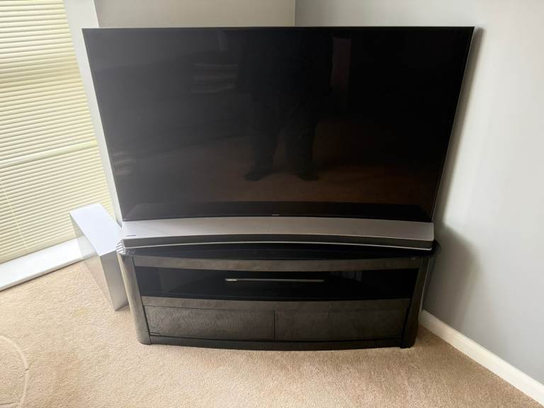 Samsung 55" Curved Smart TV (4K UHD & 3D capable) with matching curved sound bar - £200.00