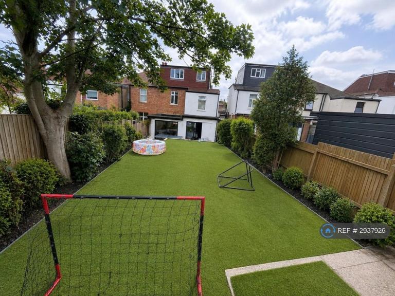 5 bedroom house in Rowsley Avenue, London, NW4 (5 bed) (#2937926)