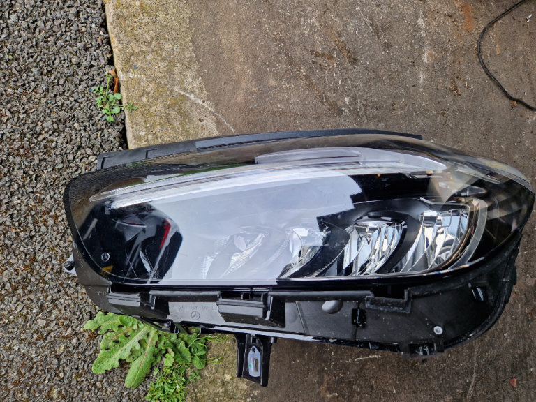 GENUINE MERCEDES BENZ FRONT HEADLIGHT, VERY MINOR DAMAGE, GOOD COND, A 247 906 07 04