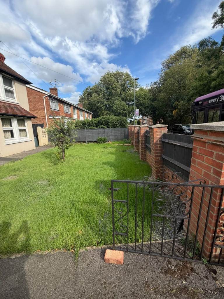 5-BEDROOM FAMILY HOUSE TO LET – READING