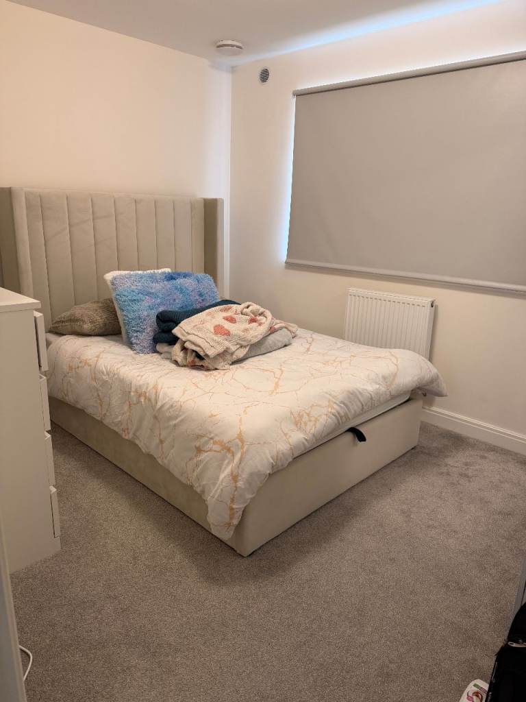 Double bedroom with private bathroom