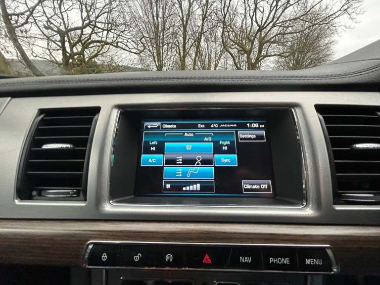 JAGUAR XF 3.0 d V6 240*LUXURY*ONLY73K-Xenons-Nav-BT&amp;Dab-LTHR**Stunning Example