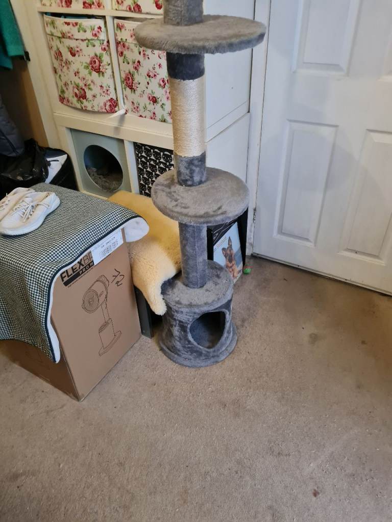 Tall cat tower/tree