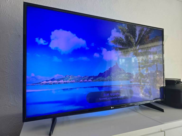LG 49 4k , slight blue lighted screen
