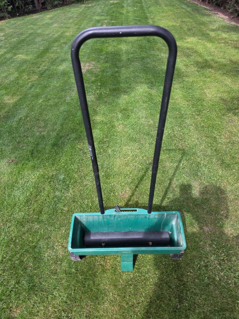 Green Garden Spreader for Seeds or Fertiliser – Good Condition