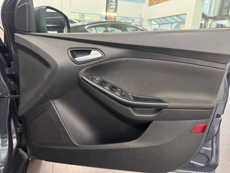 2014 Ford Focus 1.6 TDCi 115 Zetec Navigator 5dr HATCHBACK DIESEL Manual