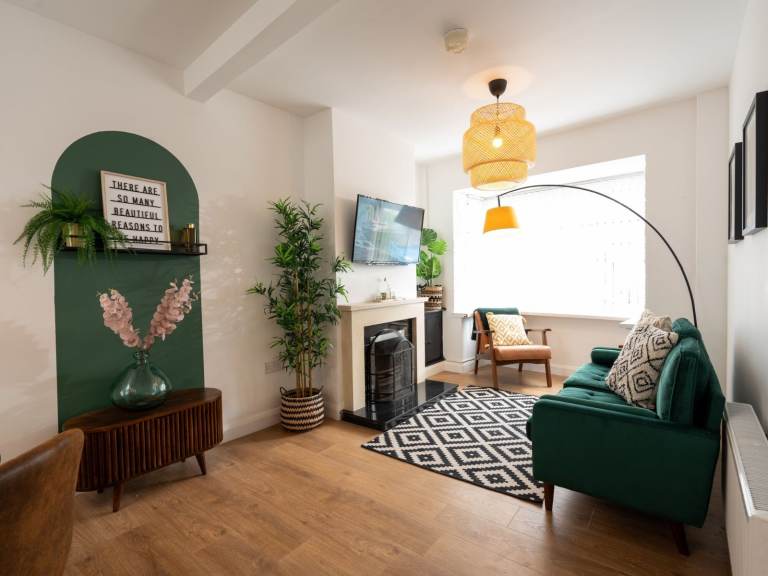 Stylish 2 Bed Terrace, Rosebery Road, BT6 | Furnished