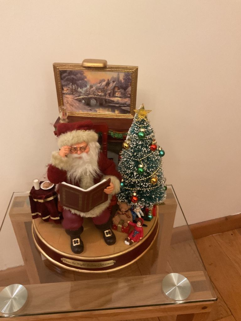 Thomas Kinkade . ‘‘Twas the night before Christmas story telling Santa figurine