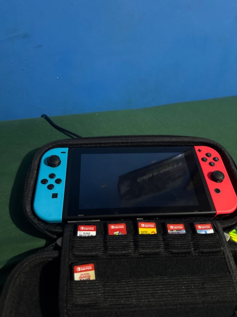 Nintendo Switch + 6 games