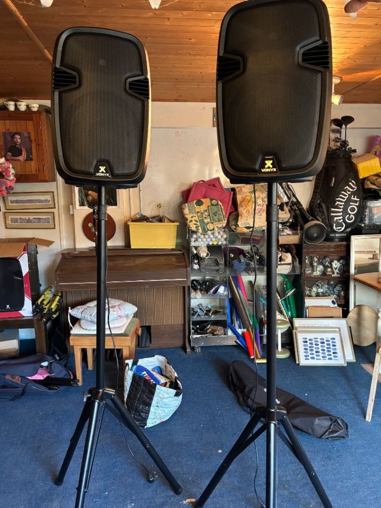 2 Vonyx 12” 1200 active speakers
