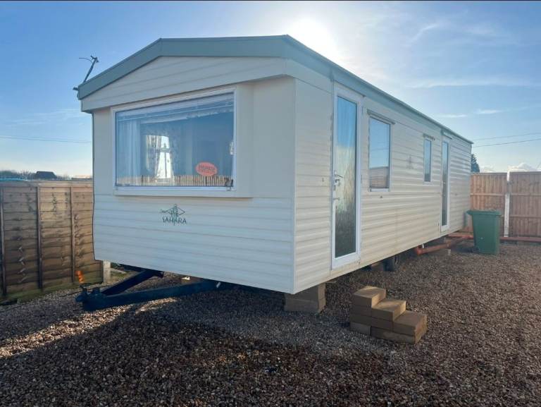 Well-maintained 2-bedroom static caravan for rent in Cambridge. 
