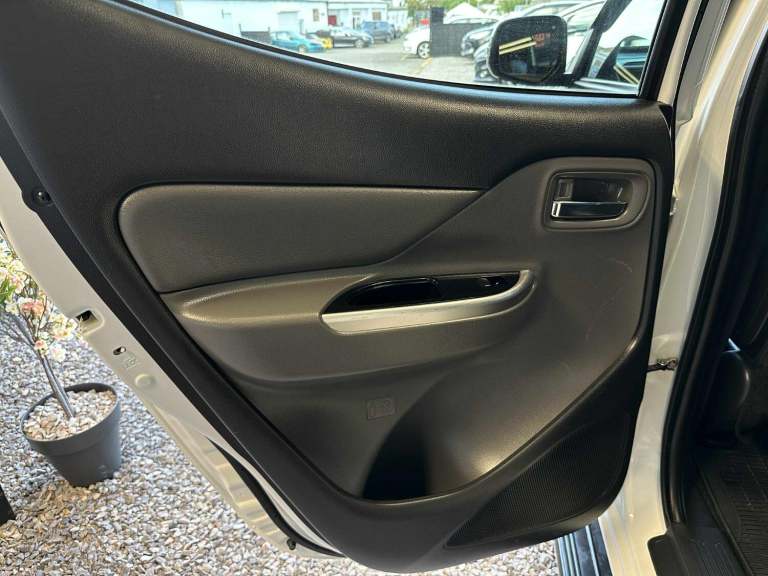 MITSUBISHI L200 2.4 DI-D DC Challenger White Auto Diesel 2020+NO VAT+1 OWNER!