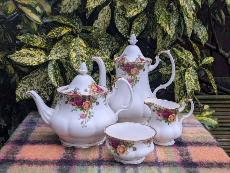 Royal Albert Country Roses items