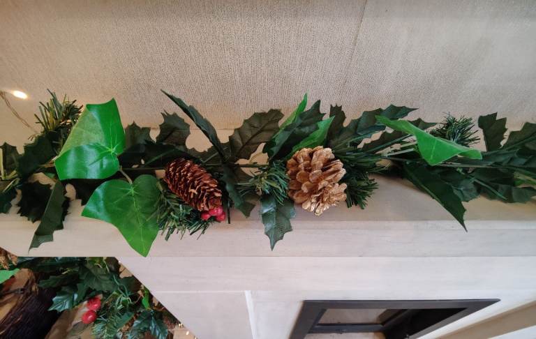 Long 2.4m Christmas Garland With Pine Cones & Red Berries 