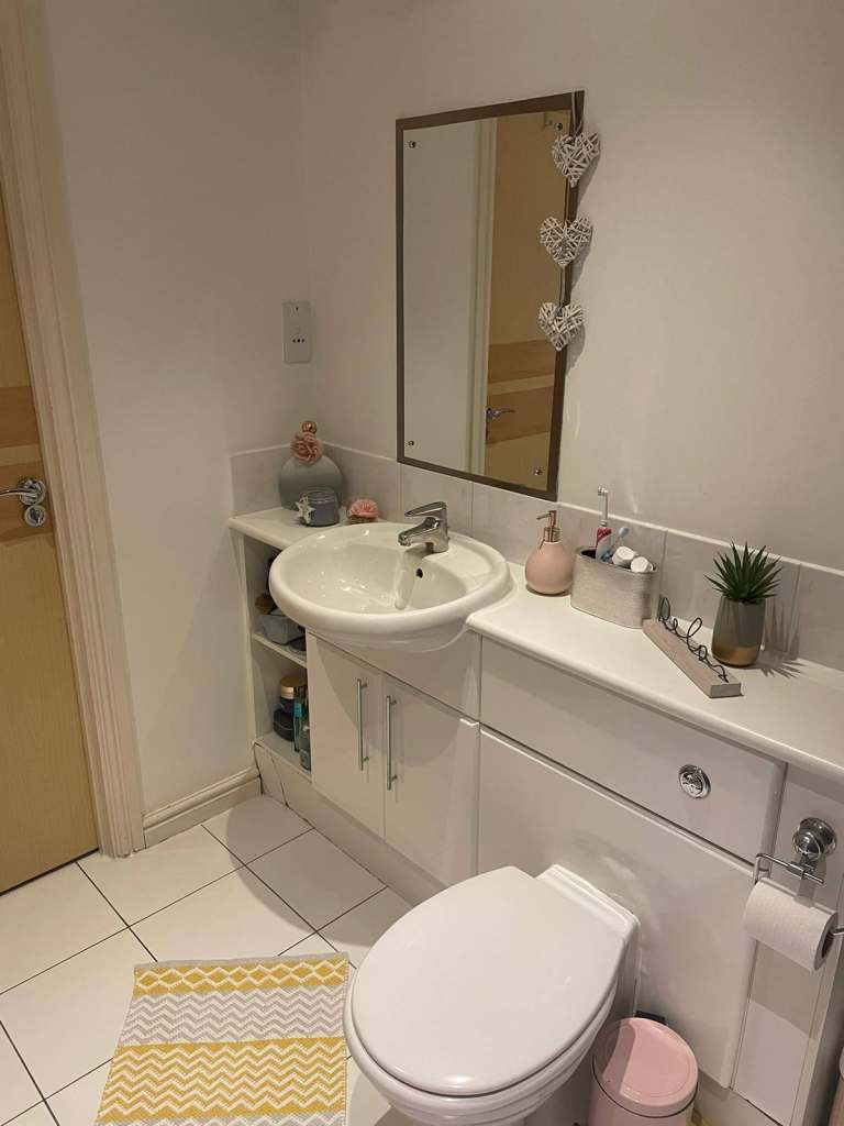 2 Bedroom Flat Blenheim Center, Hounslow, TW3