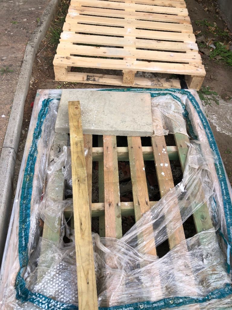 2 wooden pallets for free 