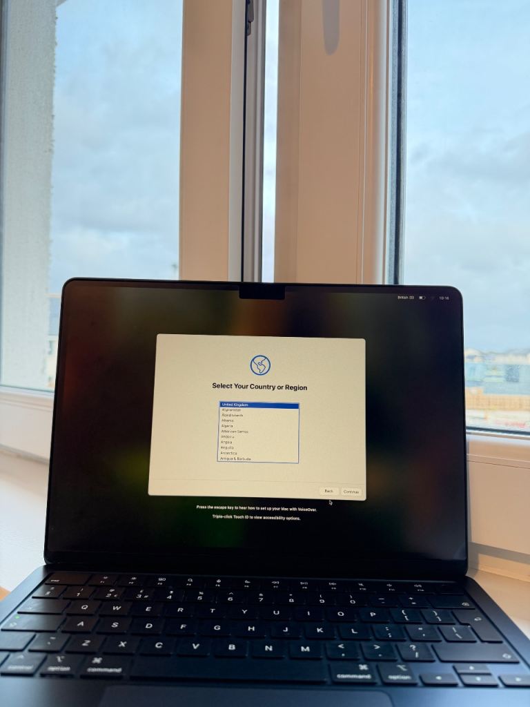 Apple MacBook Air M4 (2025) 13-inch – Like New – Box & Charger Included