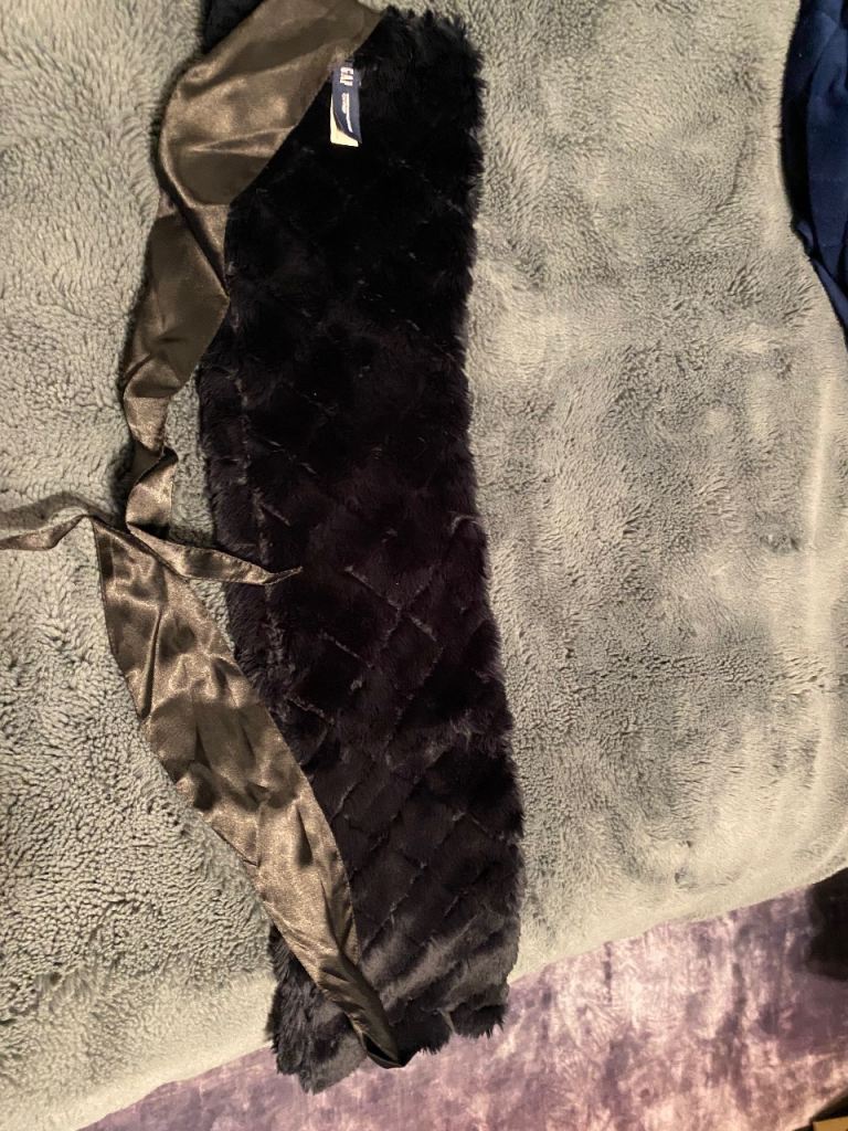 Faux fur black collar 