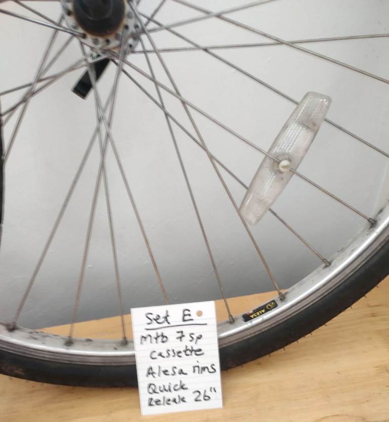 Mountain bike wheel set with road tyres 7 Speed cassette 