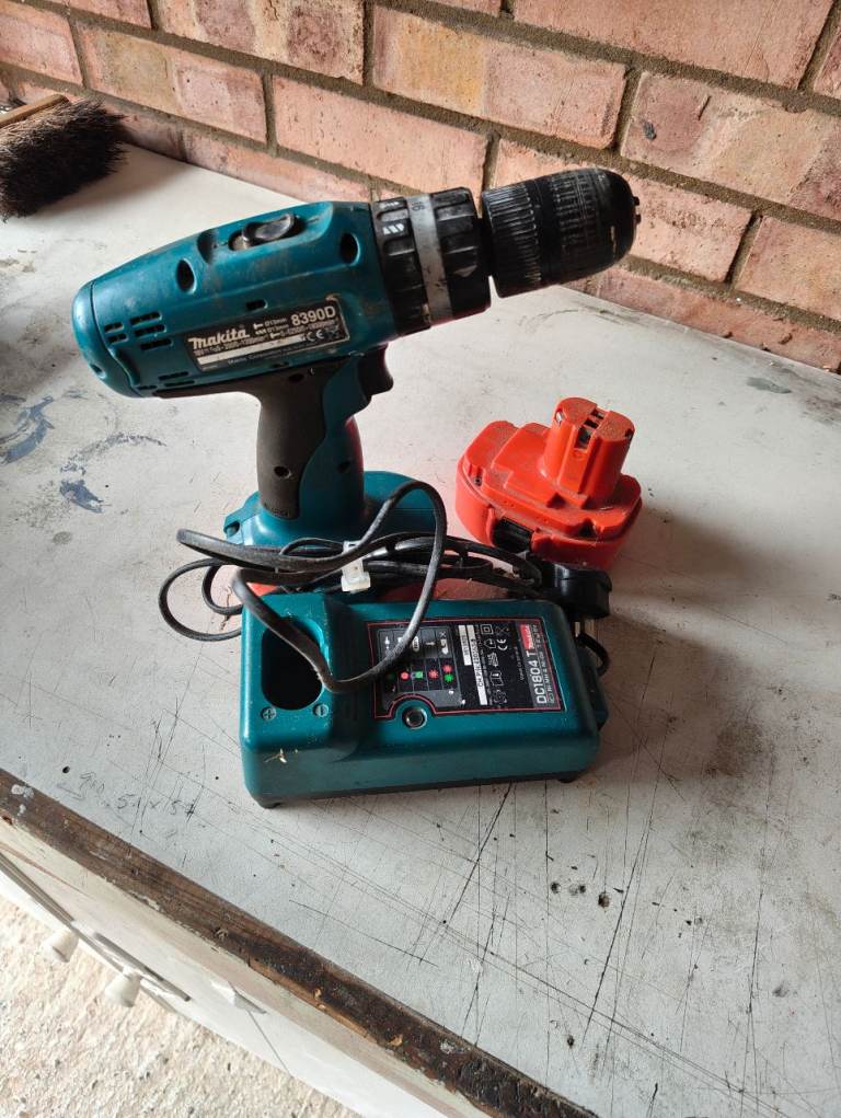 Makita drill with charger (spares or repair) 