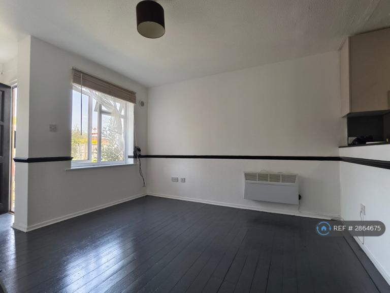 1 bedroom house in Penn Road, Slough, SL3 (1 bed) (#2864675)